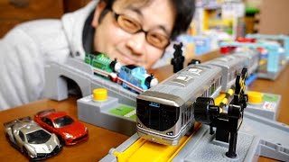 プラレール サウンド225系新快速を紹介してオート踏切できかんしゃトーマスのトミカなどを使って遊んでみました [upl. by Raamaj]