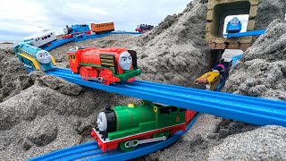 Thomas the Tank Engine Plarail on the beach ☆ Two tunnels and two sand mountains course [upl. by Pry]