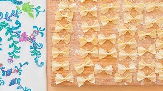 Zelfgemaakte farfalle pasta [upl. by Brote]