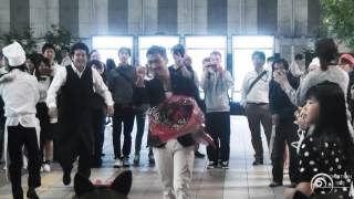 Flashmob surprise proposal フラッシュモブ サプライズ プロポーズ One Direction Live While Were Young JR大阪駅 quotカリヨン広場 [upl. by Calla]