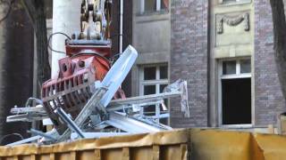 Bagger Schrott verladen in Container mit Caterpillar [upl. by Marino]