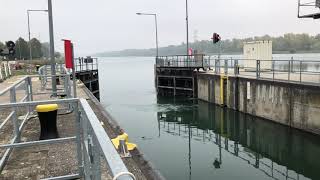 Rhein Rheinschifffahrt Rheinschleuse Schleuse Staustufe Breisach [upl. by Ahsienom]