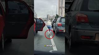 ¡Hombre tirando basura por la ventana del coche en el tráfico [upl. by Drais925]