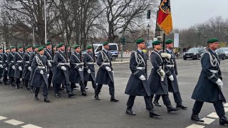 Regimentsgruß Marsch Ausmarsch Wachbataillon BMVgStabsmusikkorps Bundeswehr Schloss Bellevue [upl. by Zerla]