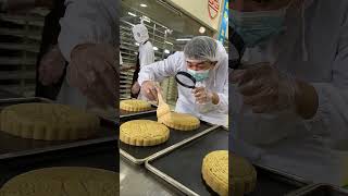 How Many Workers In The Mooncake Factory Are Lazy And Sleeping food chinesefood mooncake [upl. by Chaffee]