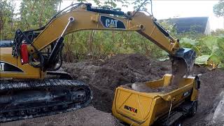 Huina excavator 1580 and Huina dump truck 1582 [upl. by Gerstein]