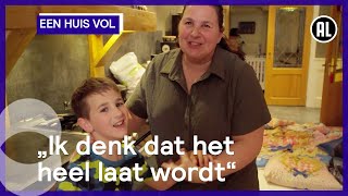 Familie Jelies houdt een slaapfeestje in de woonkamer  Een huis vol [upl. by Runstadler612]