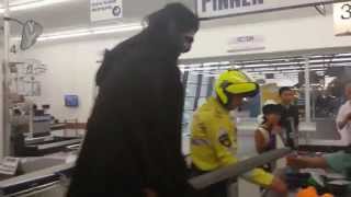 رجل عملاق متوحش يدخل في سوبرماركت  Big scary monster at supermarket [upl. by Tyre]