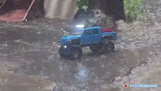 scx24 Gladiator senang main air di saat hujan [upl. by Eymaj]