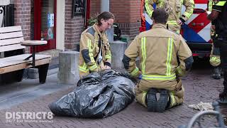 Hulpdiensten redden onderkoelde man uit Delftse gracht Molslaan Delft [upl. by Kimmie726]