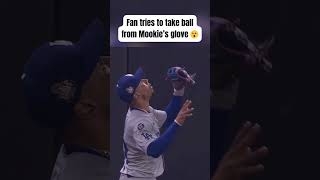 This fan tried to steal the ball from Mookie Betts glove 😲 shorts [upl. by Tichonn]