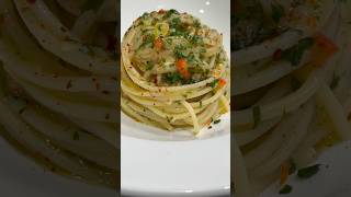 La ricetta delle notti leggendarie Spaghetti aglio olio e peperoncino shortsfeed food [upl. by Rissa844]