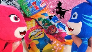 Arriva la Befana 🧦 Apriamo le Calze dei Pj Masks Super Pigiamini e dei Minions insieme a loro [upl. by Evy]