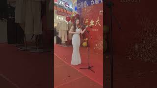 高挑气质美女  小提琴独奏  真是让人心醉 Tall and elegant beauty  Violin solo  Really fascinating [upl. by Tepper]