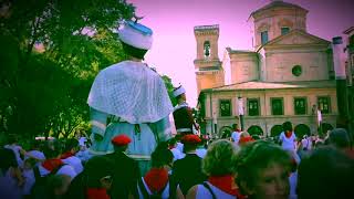 Los gigantes y cabezudos de Pamplona YaFaltaMenos [upl. by Ertemed56]