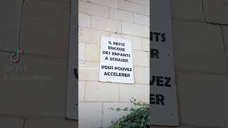 Panneau de dissuasion hyper original concernant les automobilistes 🚗🚙🏎️ 😳😳 [upl. by Yolane]