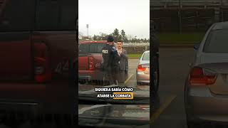 Este policía sorprende al conductor ¡Con un acto de bondad 😮 ¡Mira lo que pasa shorts [upl. by Disini]