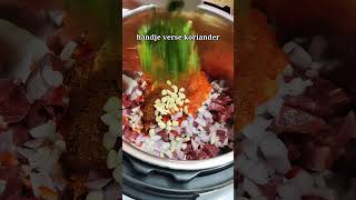 Runder Curry uit de slowcooker [upl. by Aikahs167]