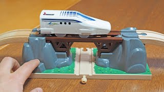 ブリオ 落下橋をプラレールで高速走行？ BRIO Collapsing Bridge 33391 [upl. by Wolfgang545]