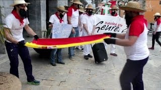 País Vasco  Los radicales quita la bandera de España del Ayuntamiento de Villabona [upl. by Beutner934]