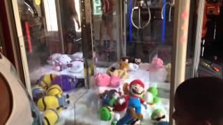 Super Mario Elaut Claw Machine Rigged At Busch Gardens Yoshi Luigi Nintendo [upl. by Hiram497]