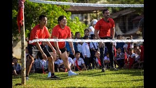 Gălăgie mare și emoții Vedetele de la Asia Express joacă sportul tradițional cu mingea din Laos [upl. by Adnohsal]