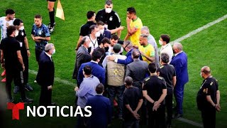 El COVID19 hace acto de presencia en un partido de fútbol  Noticias Telemundo [upl. by Betti166]