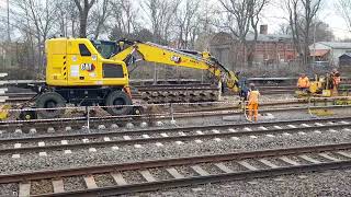 Cat M323F mit Schwellenverlegegerät Knapebahnbau Gleisbauarbeiten in Aschersleben [upl. by Dnomse]