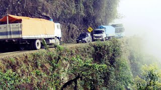 ¡La Carretera MÁS PELIGROSA Del Mundo  Carretera de la Muerte Bolivia [upl. by Drawd439]