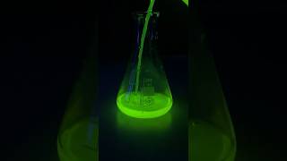 Mi compuesto químico favorito Fluoresceína ciencia química curiosidades experimento [upl. by Corell]