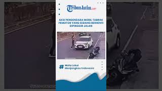 AKSI PENGENDARA MOBIL TABRAK PEMOTOR YANG SEDANG BERHENTI DIPINGGIR JALAN [upl. by Eronel327]