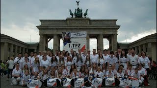 Berlin Turnfest 2017 Umzug am Brandenburger Tor und Reichstag│1 Triebeser Fanfarenzug [upl. by Roxana]