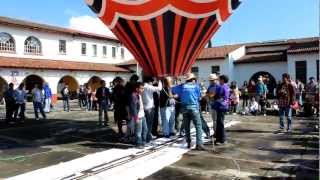 Equipo Brasileño elevando globo de cantoya en Festival de Paracho 2012 [upl. by Ssepmet720]