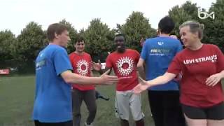 De jeunes réfugiés et des joueurs de foot bruxellois frappent ensemble le ballon [upl. by Phyl]