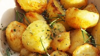 Crispy roasted potatoes in goose fat with thyme and rosemary  Gustomondo [upl. by Templas813]