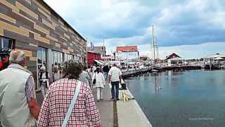 Urlaub an der Ostsee in Heiligenhafen im Fischerhafen ein Fischbrötchen bestellen und geniessen [upl. by Eimor]