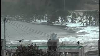 【海底丸見え津波映像1013〜】311東日本大震災 大津波 岩手県大船渡市越喜来湾 第１波⇒引き波⇒海底丸見え⇒第２波 2011311 1520📹️ TSUNAMI [upl. by Kovar]