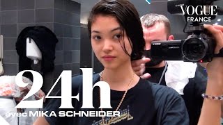 Mika Schneider nous emmène dans les coulisses de la Fashion Week de Paris  24 heures  Vogue Paris [upl. by Alfons]