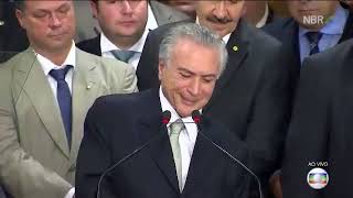 O capeta tentando sair do corpo de Michel Temer durante pronunciamento [upl. by Favata]