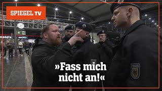 Waffenkontrollen an Berliner Bahnhöfen  SPIEGEL TV [upl. by Artemed680]