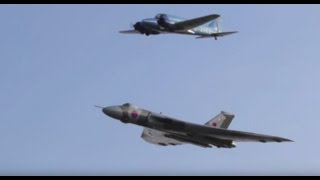 Vulcan XH558s Final Airshow Display  Shuttleworth Uncovered 2015 [upl. by Westphal]