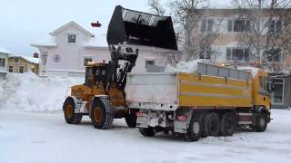 Ljungby L13 loading snow on Scania R124 [upl. by Verina]