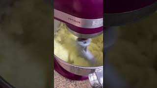 Amassando batatas cozidas na batedeira planetária kitchenaid artisan 🤗 cozinha [upl. by Anelas]