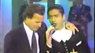 Julio Iglesias y Alejandro Fernandez La media vuelta [upl. by Ayanad]