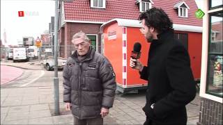 Jakhals Erik krijgt klappen in Volendam voor De Wereld Draait Door DWDD 19112010 [upl. by Nirag]