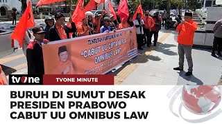 Aksi Buruh Sumut Desak Presiden Prabowo Cabut UU Omnibus Law dan Kenaikan Upah  tvOne Minute [upl. by Fokos992]