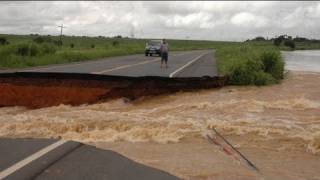 Zehntausende fliehen in Brasilien vor Überschwemmungen [upl. by Enirehtakyram]