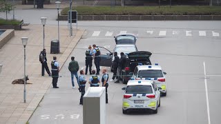 Politiet anholder 3 unge mænd i en lejet Mercedes fyldt med tyvekoster  Police arrests 3 thiefs [upl. by Guod]