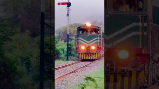 5up Green Line Approaching GujratTrainologypakistanrailways trainspeed geu20 [upl. by Etteuqram244]