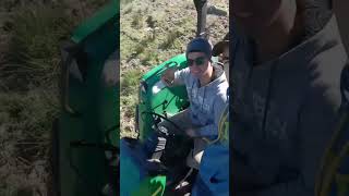 Fertilización de suelo con GUANO ROJO con un JOHN DEERE 5510 johndeere tractor agro fertilizer [upl. by Trevar578]